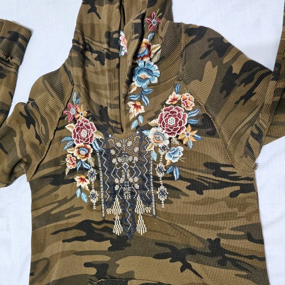Johnny Was Eleni Thermal Top Size Large Camo Embroidered Camo Hooded Pullover - Picture 12 of 13